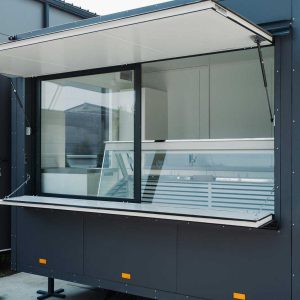 Rulotă comercială de 3 x 2,4 x 2,4m, complet utilată și mobilată pentru brânzeturi și carne etc.